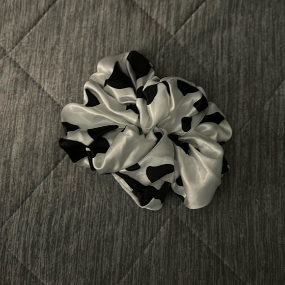 Urban Outfitters Cow Print Scrunchie - Picture 1 of 3